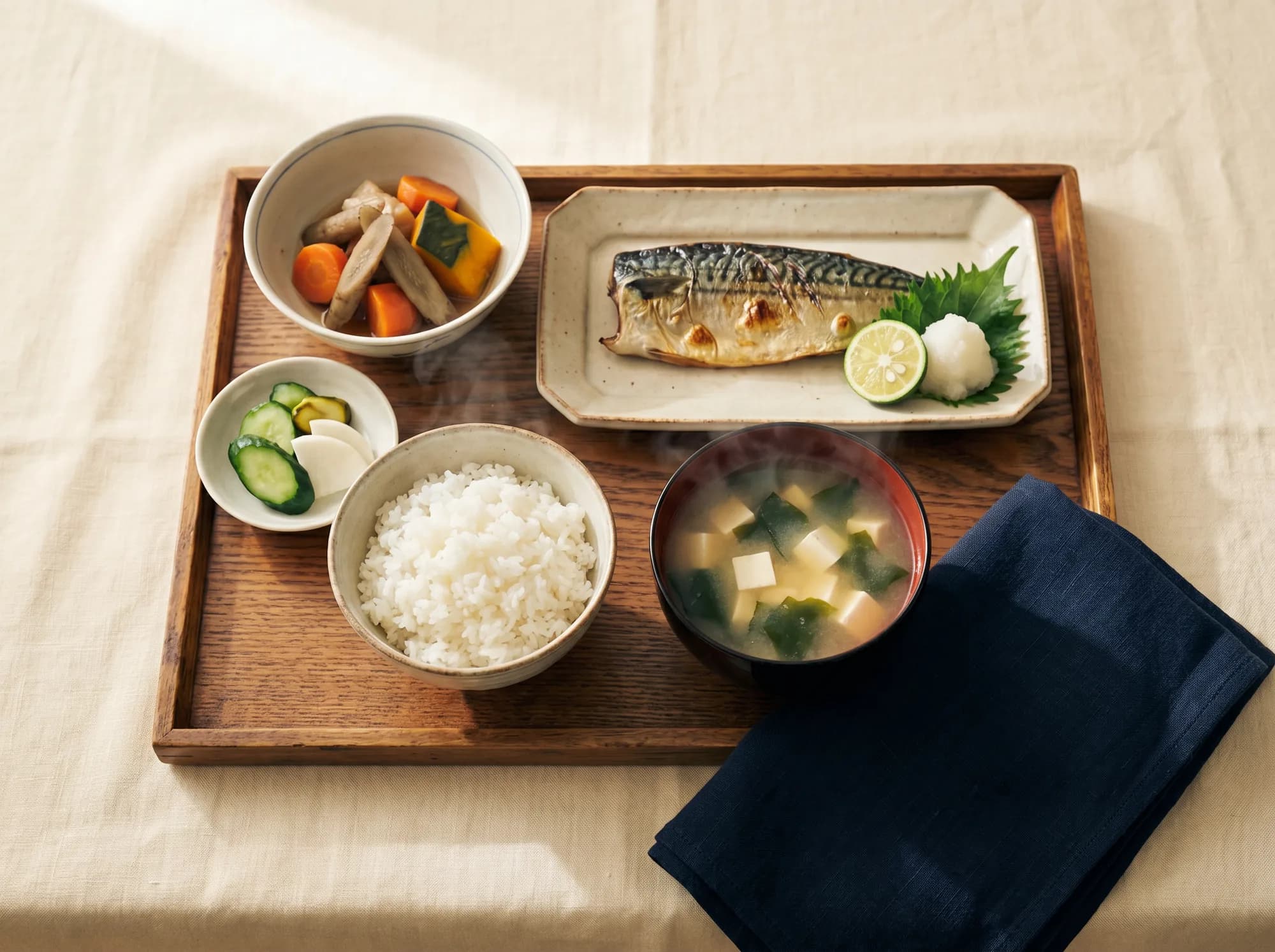 木のトレーに盛られた栄養バランスの取れた和食の給食セット